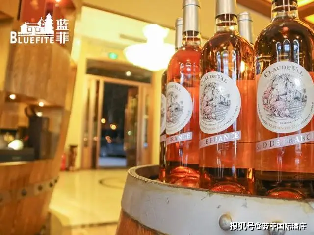 白葡萄酒如何導致牙齒染色?